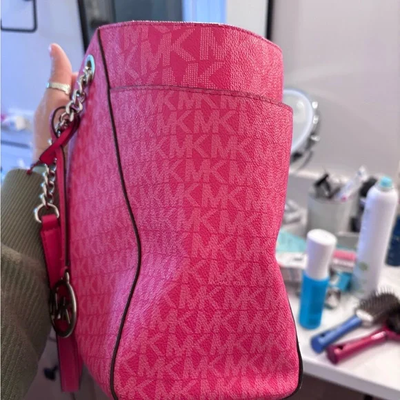 Michael Kors Jet Set Large Signature Logo Shoulder Bag
Pink - Picture 10 of 16